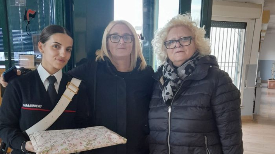 Un vassoio di pasticcini per ringraziare i carabinieri di Biella